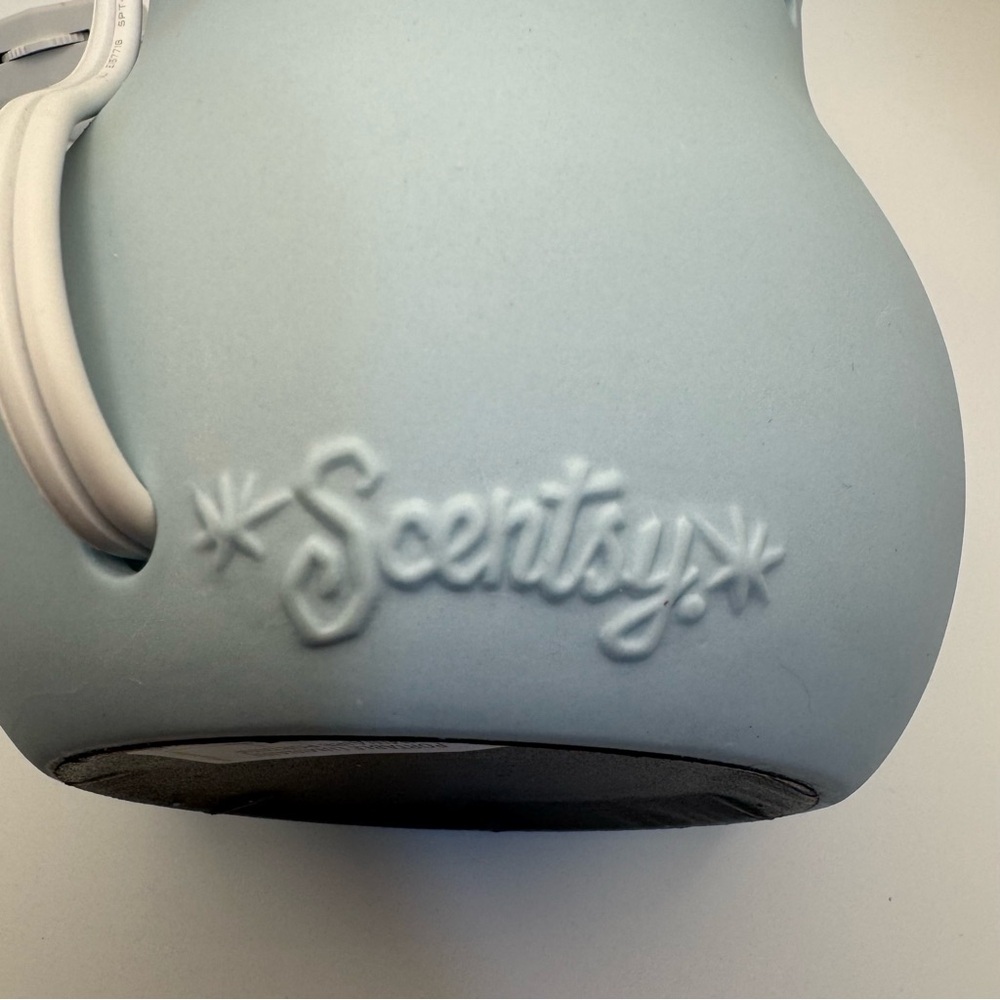 Scentsy Baby’s Breath Blue Wax Warmer Retired Full Size w/ Box - Picture 8 of 16